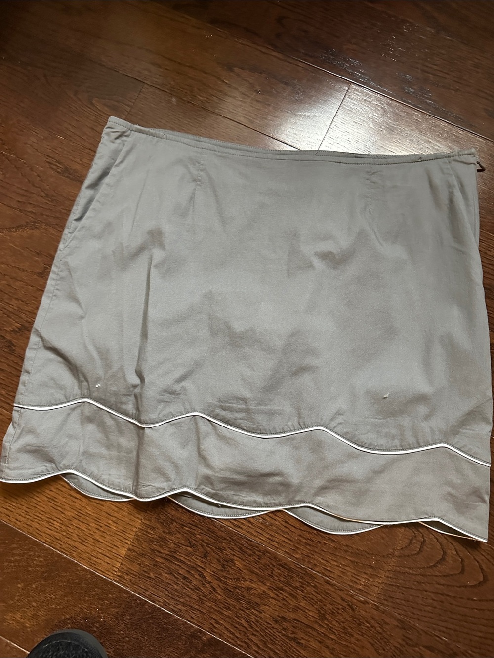 Scalloped Hem Mini Skirt in Light Gray
